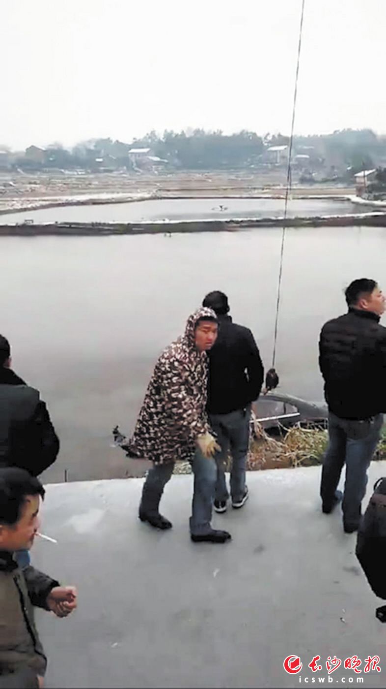 事发现场,吊车正在将出事车辆吊上岸。 均为长沙晚报通讯员 李小雷 供图