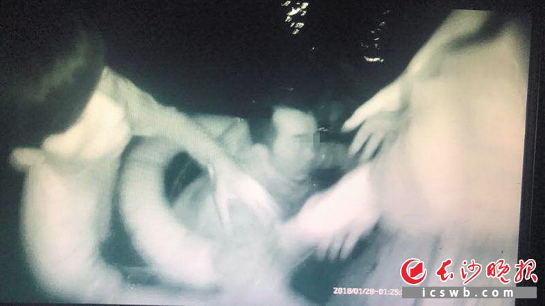温智斌将救生圈套在男子身上,费尽力气将男子拖到岸边。